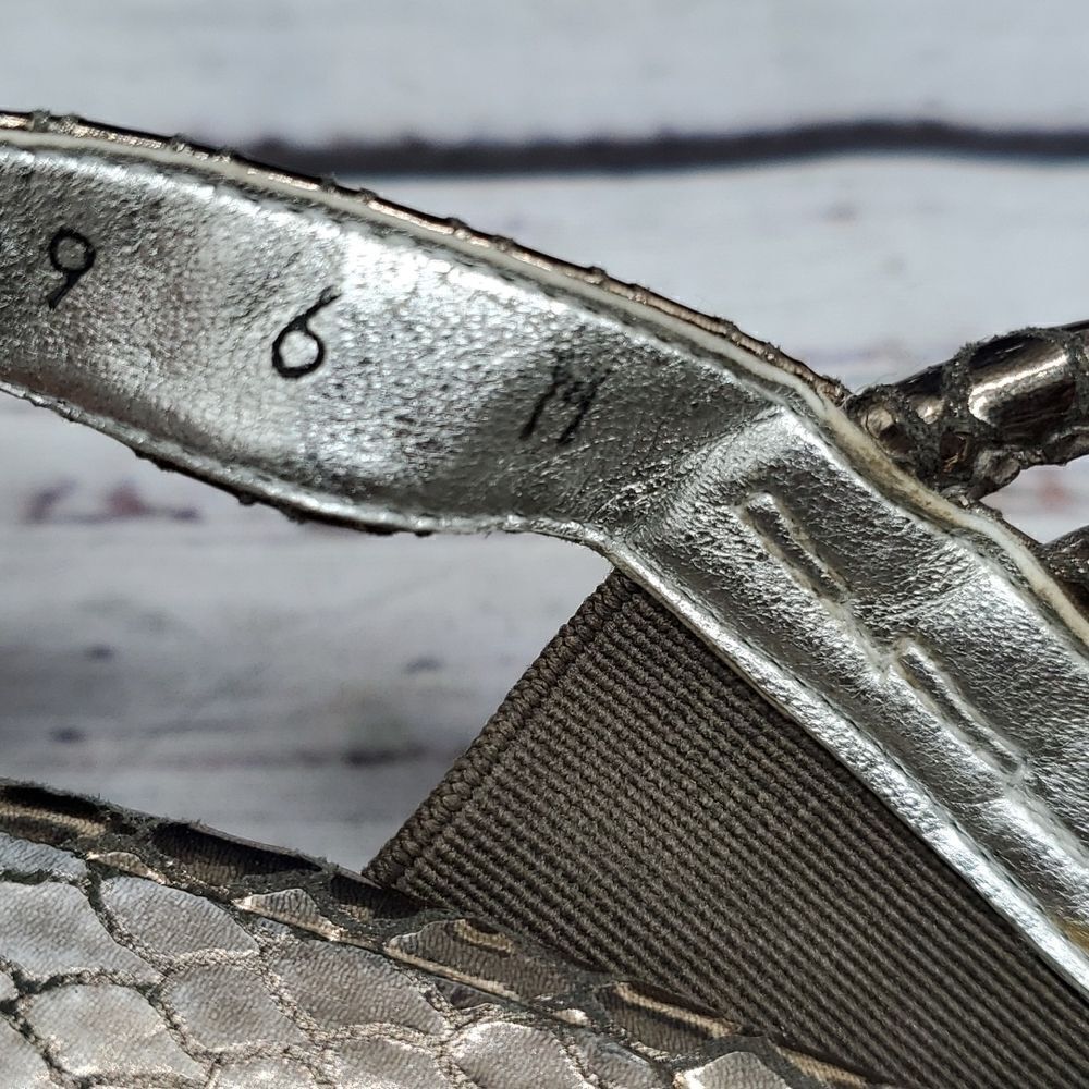 𝅺STUART WEITZMAN Pewter Silver‎ Snakeskin Python Print Embossed Wedge Sandals - Picture 11 of 12